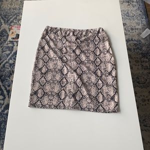 NASTY GAL stretchy mini skirt, size US 04, snakeskin print.